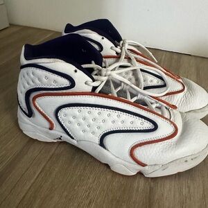 Women's size 7-- Men's 5. Worn 3-4 times at most.